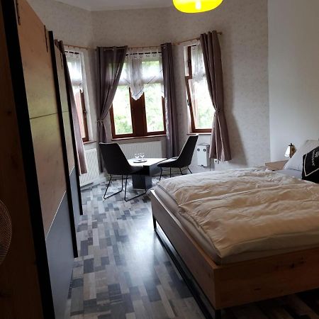 Hotelzimmer Im Alten Reihenhaus Auf Der Stadtmauer Bacharach Εξωτερικό φωτογραφία