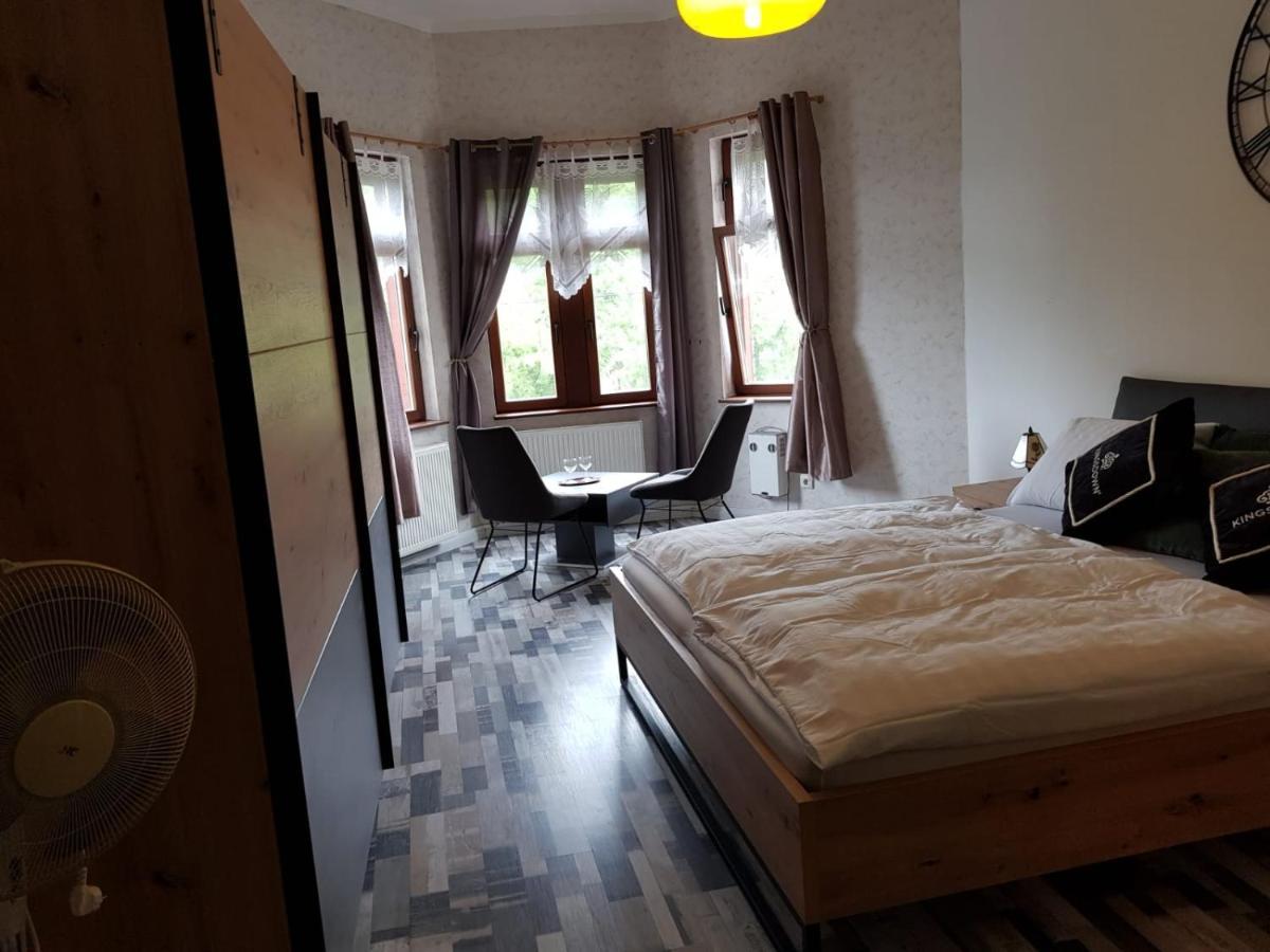 Hotelzimmer Im Alten Reihenhaus Auf Der Stadtmauer Bacharach Εξωτερικό φωτογραφία